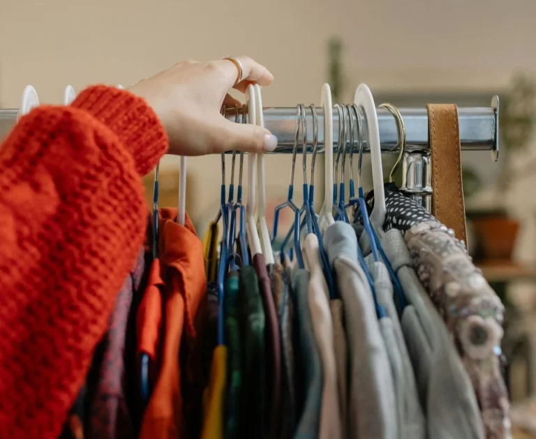 Stradivarius lanza los vestidos más buscados del otoño: estilo animal print y denim por menos de 30 euros