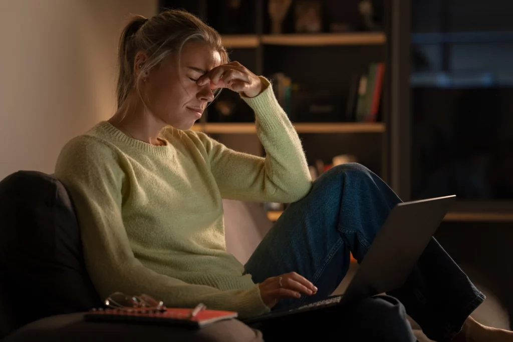 Dra. Mónica Herrera (46), psicóloga experta en burnout corporativo: "Lo que sufres en Azca no es estrés, es un 'apagón neuronal' y el 99% lo confunde" 1 Moncloa En esta sección se detalla el núcleo del problema, la incapacidad de sentir como síntoma definitivo de que sufres un apagón neuronal. Fuente: Freepik