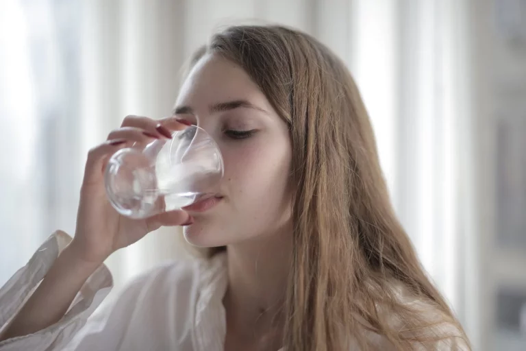 ¿8 vasos de agua? Mitos de hidratación que ponen en riesgo tu salud si los sigues al pie