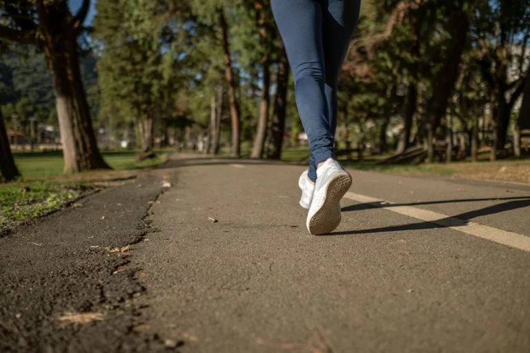 Los expertos en fitness desven lo que pasa en tu cuerpo después de 10 minutos de caminar al día