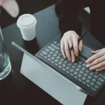 “¿No sabes qué pedirle a ChatGPT?”: Manolo Alcalá (31), experto en IA, comparte su método para crear contenido viral sin complicaciones