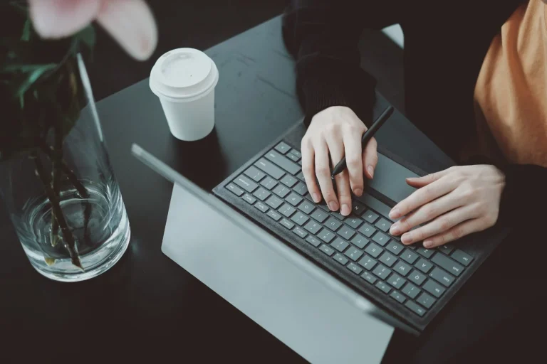 “¿No sabes qué pedirle a ChatGPT?”: Manolo Alcalá (31), experto en IA, comparte su método para crear contenido viral sin complicaciones