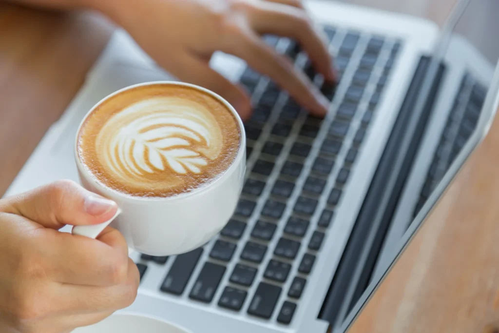 Una vez eliminado el enemigo, llega el momento de activar el aliado que se esconde en el fondo de tu taza y que cuida de tus rodillas. Fuente: Freepik