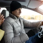 «Esa manía de conducir con el abrigo puesto te costará 200€: La DGT explica por qué es una trampa mortal que anula tu cinturón de seguridad