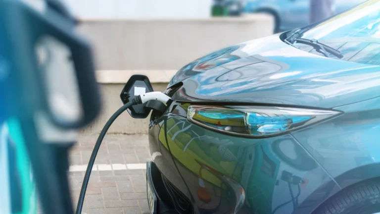 La DGT avisa sobre la función oculta del acelerador en coches híbridos que casi nadie conoce y puede salvarte la vida