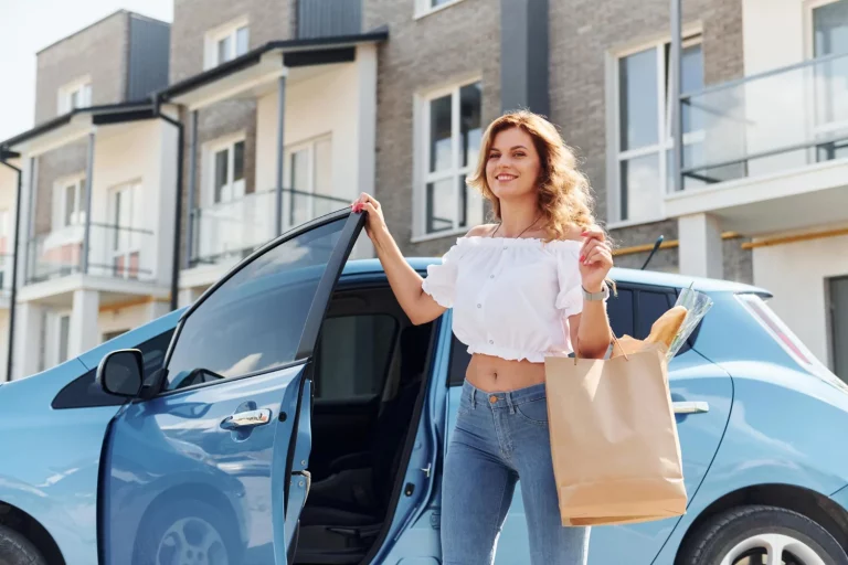 Tu coche sabe a qué velocidad vas, dónde aparcas y qué música escuchas: los datos que tu vehículo envía a la marca y cómo limitarlos