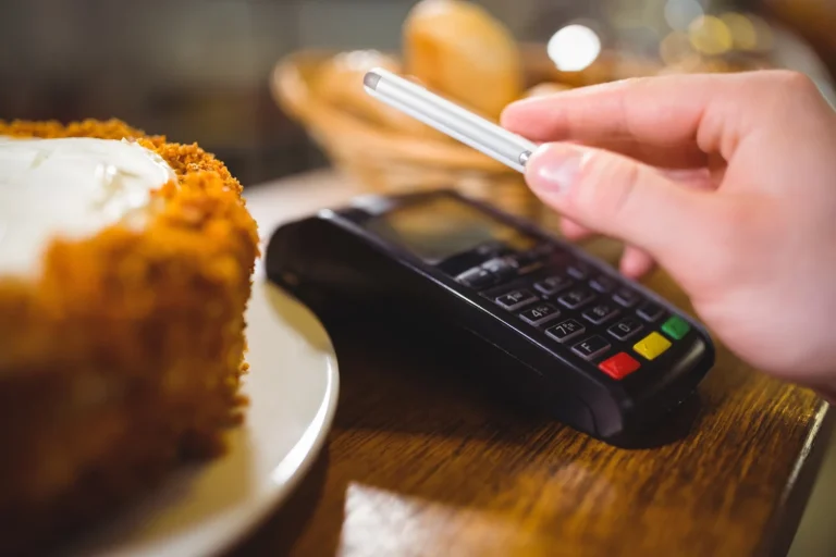 «No es si ‘pueden’, es que TE VAN a clonar la tarjeta aquí»: Un ex-hacker señala los 3 sitios donde usar el datáfono es un suicidio financiero