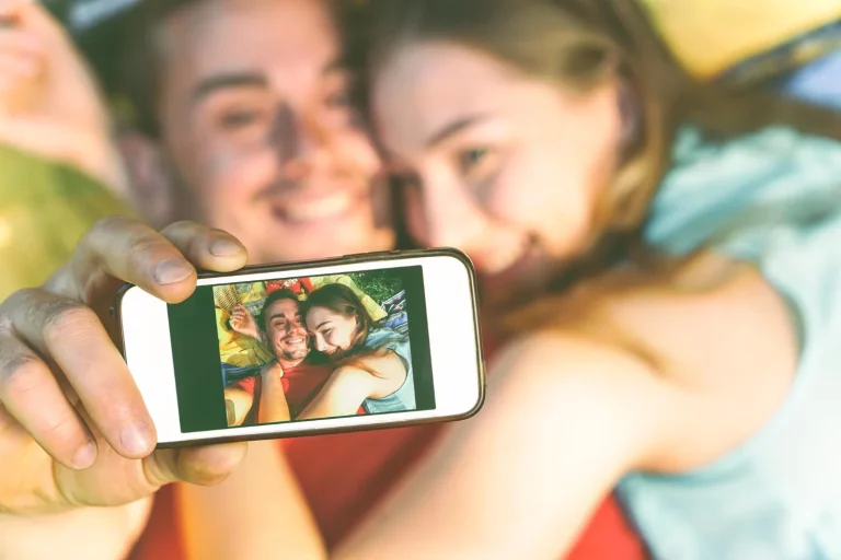 El detalle oculto en las fotos de redes sociales que convierte tu casa en objetivo perfecto para los ladrones