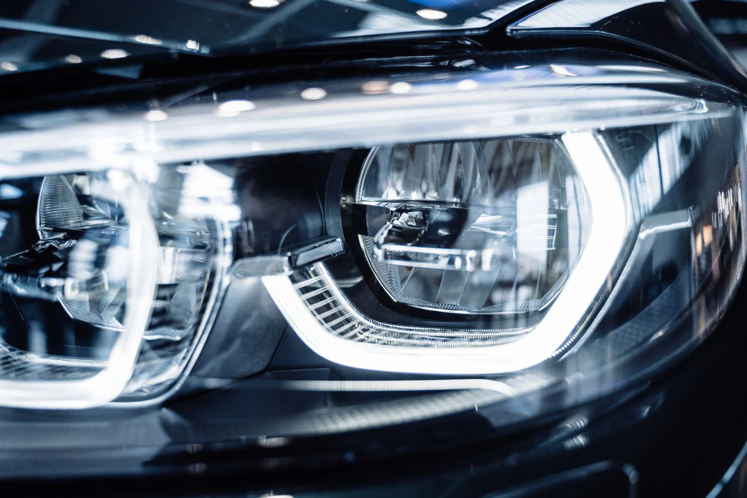 El aviso de la DGT que te puede costar 600€ este invierno: el error que el 90% de los conductores comete con las luces del coche