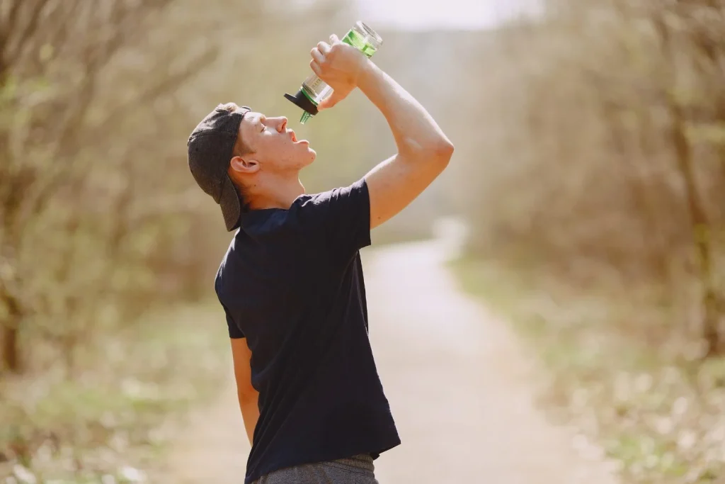 Beber agua no es suficiente: necesitas una rutina de hidratación 