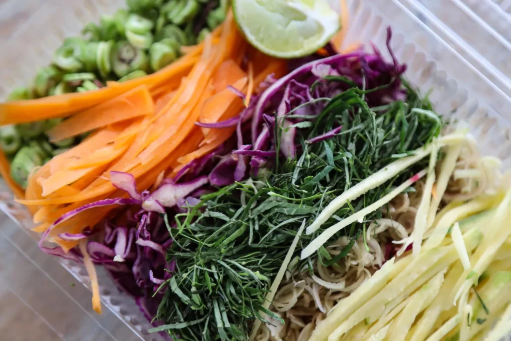 La pregunta que surge de forma inevitable es si existen diferencias entre las marcas o si podemos elegir alguna opción más segura dentro de la gama de ensaladas envasadas que ofrece el mercado. Fuente: Freepik
