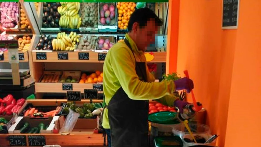 El Toba, de Valdeavero, en su frutería. REDES SOCIALES