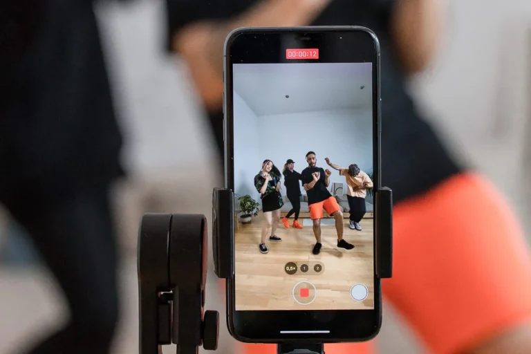 Carlos Figueroa (34) informático: «Si cambias esta función en Tiktok tus vídeos parecerán 4K sin necesidad de móviles lujosos»