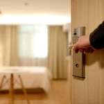 «El precinto de ‘limpiado y desinfectado’ en la puerta de tu habitación de hotel es puro teatro»: La confesión de una gobernanta que te hará llevar lejía en la maleta