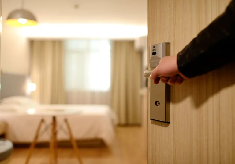«El precinto de ‘limpiado y desinfectado’ en la puerta de tu habitación de hotel es puro teatro»: La confesión de una gobernanta que te hará llevar lejía en la maleta
