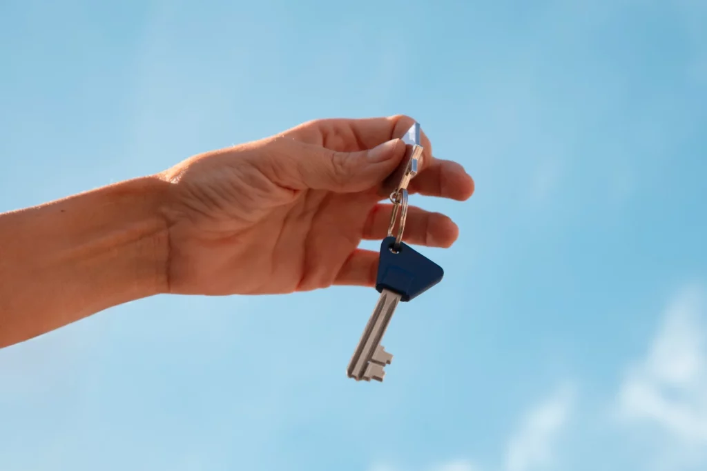 La solución no es abandonar las redes sociales, sino usar un llavero con cabeza y aplicar una capa de escepticismo digital a todo lo que compartimos. Fuente: Freepik
