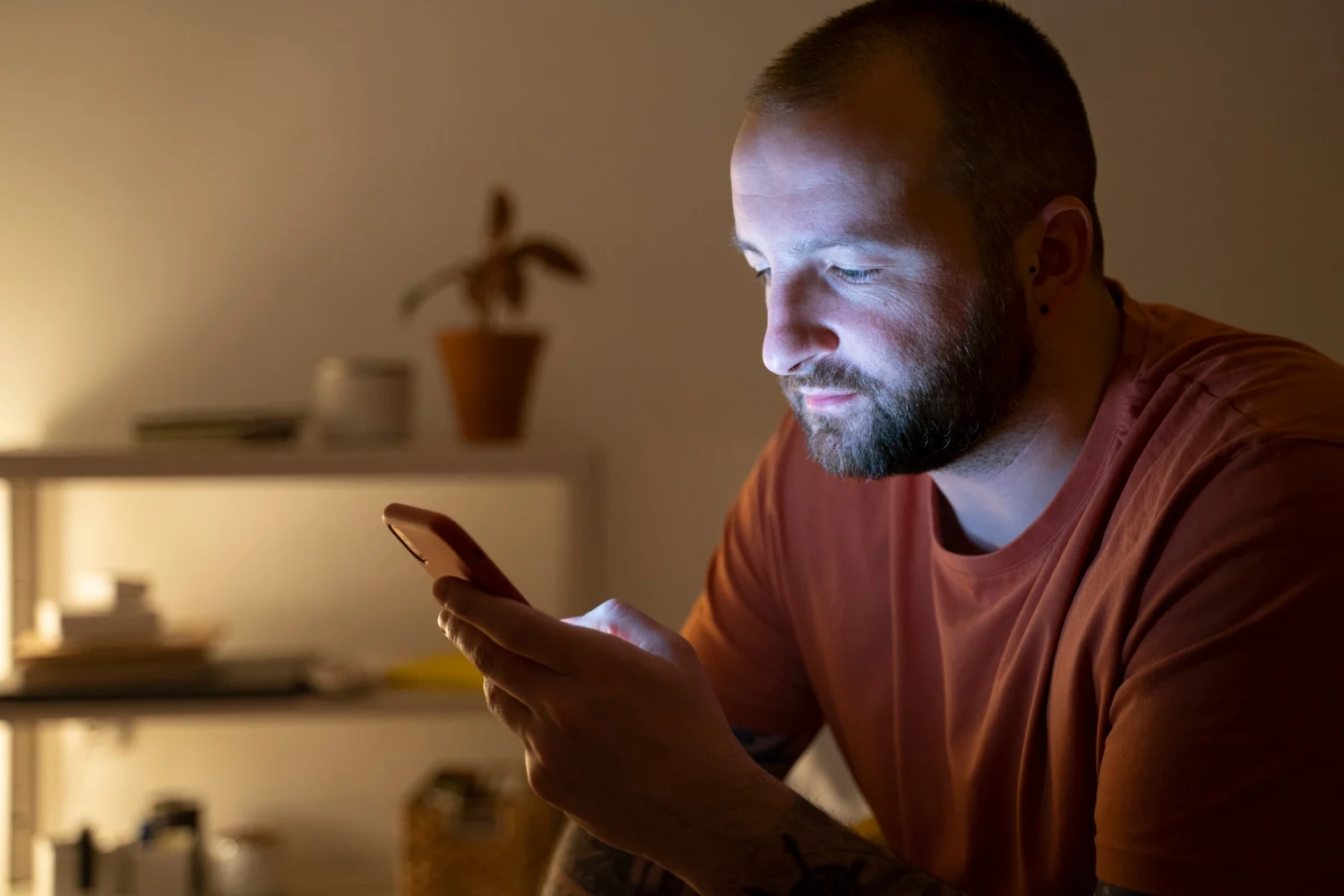 Analizamos los lugares más comunes donde guardas tu contraseña y por qué son una puerta abierta para los ciberdelincuentes. Fuente: Freepik
