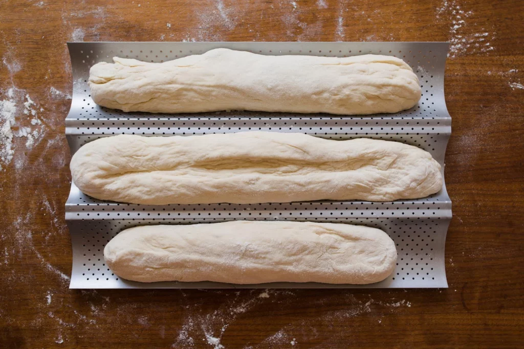 "Congelar el pan de esta manera es un crimen", Clara Mendiola (51), nutricionista, explica el método para que parezca recién hecho 1 Moncloa No es magia, es pura física. Entender el proceso de retrogradación del almidón es clave para no volver a fallar al congelar el pan y evitar un desastre culinario. Fuente: Freepik