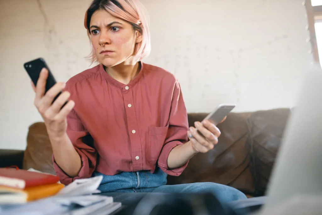 Una vez que los criminales tienen el control de tu número de móvil, empieza el verdadero saqueo de tu vida personal y financiera. Fuente: Freepik
