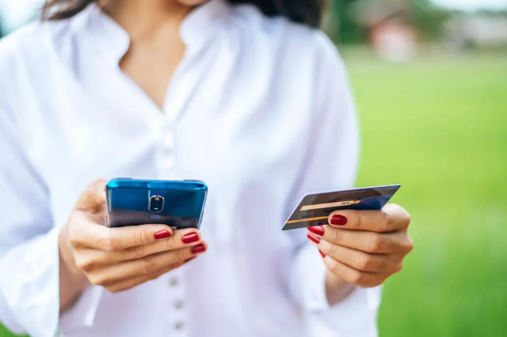 El 'botón de emergencia' de tu banco que bloquea todas tus tarjetas al instante si te roban el móvil: así se activa en Santander, BBVA y CaixaBank 2 Moncloa CaixaBank, a través de su aplicación CaixaBankNow, también pone a tu disposición este ‘botón del pánico’ para que asegures tu dinero al primer indicio de problemas con tu banco. Fuente: Freepik