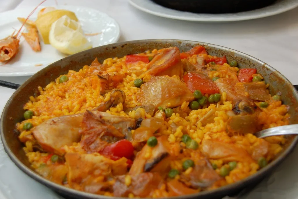 "Si la paella valenciana te encanta, esta receta te dejará con ganas de más" Diana Ortiz (39), Chef internacional, comparte su truco gastronómico 1 Moncloa La auténtica paella valenciana no lleva mariscos