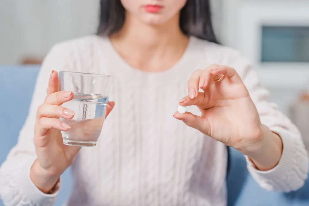 La perspectiva que ofrece el experto sitúa el foco en la educación sanitaria y la responsabilidad individual al manejar un fármaco como el paracetamol. Fuente: Freepik
