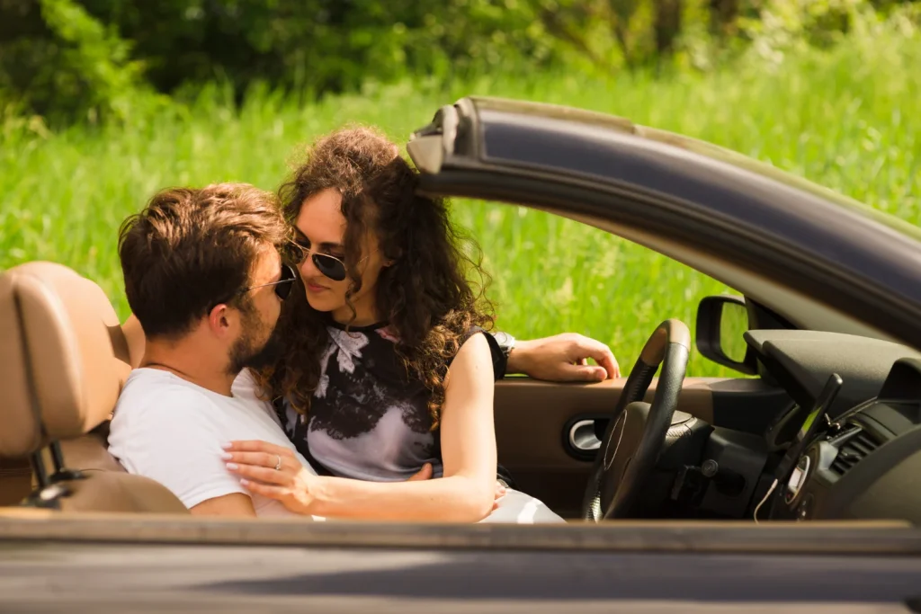 Tu coche no solo te lleva de un sitio a otro, sino que también observa y anota cada detalle de tus hábitos, convirtiéndose en un espía que trabaja 24 horas al día. Fuente: Freepik