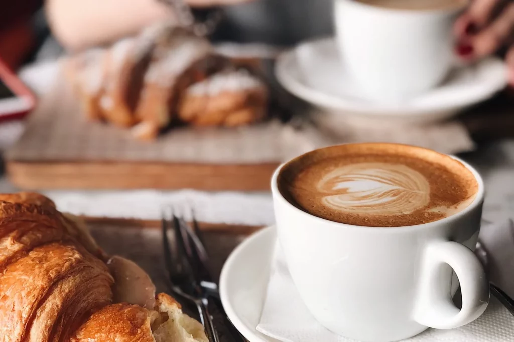 "Si quieres perder peso, olvídate del cardio": Felipe Andrade (41), preparador físico, comparte su estrategia para quemar grasa sin dietas estrictas 3 Moncloa El café es tu peor enemigo para perder peso