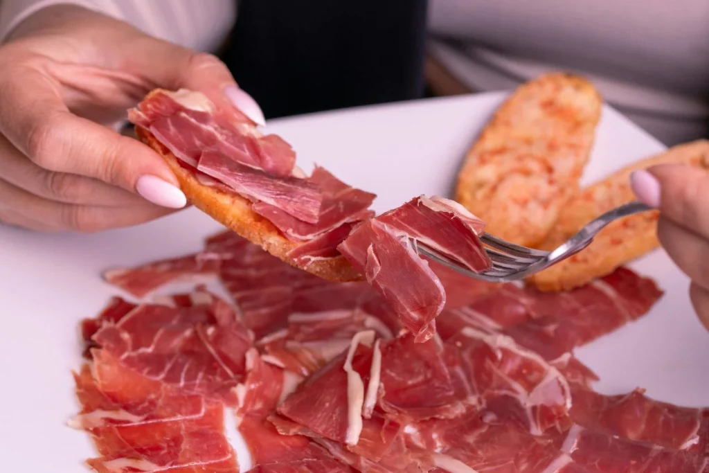 "Este recorrido gastronómico en Madrid bebes y comes sin gastar tanto": Jesús Betancourt (21) universitario comparte 3 bares con tapas gratis 1 Moncloa En estos bares de Madrid el tapeo es gratis