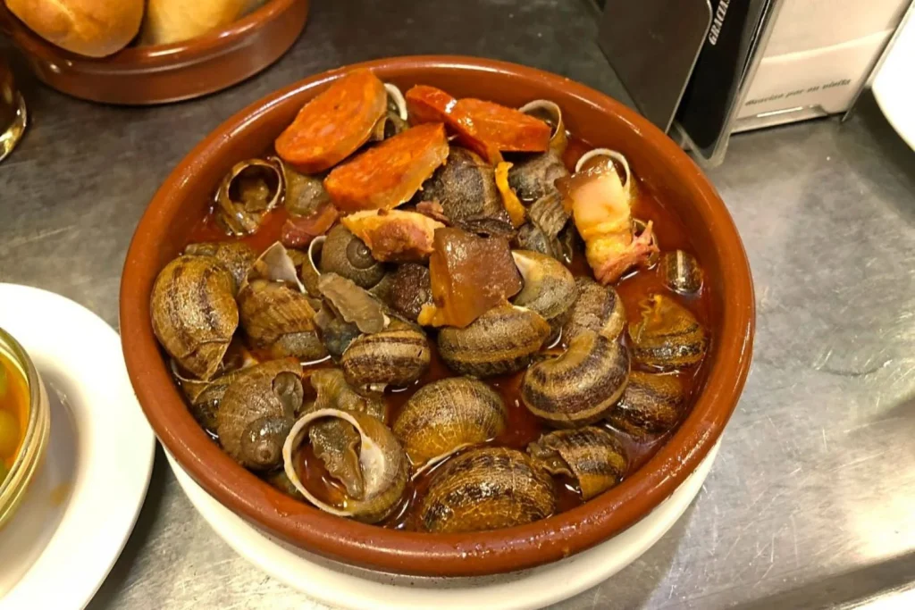 "Este recorrido gastronómico en Madrid bebes y comes sin gastar tanto": Jesús Betancourt (21) universitario comparte 3 bares con tapas gratis 4 Moncloa Las mejores tapas de Madrid se encuentran en esta taberna