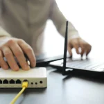 El truco de tu router que los operadores no quieren que sepas para llevar el WiFi a esa habitación del fondo