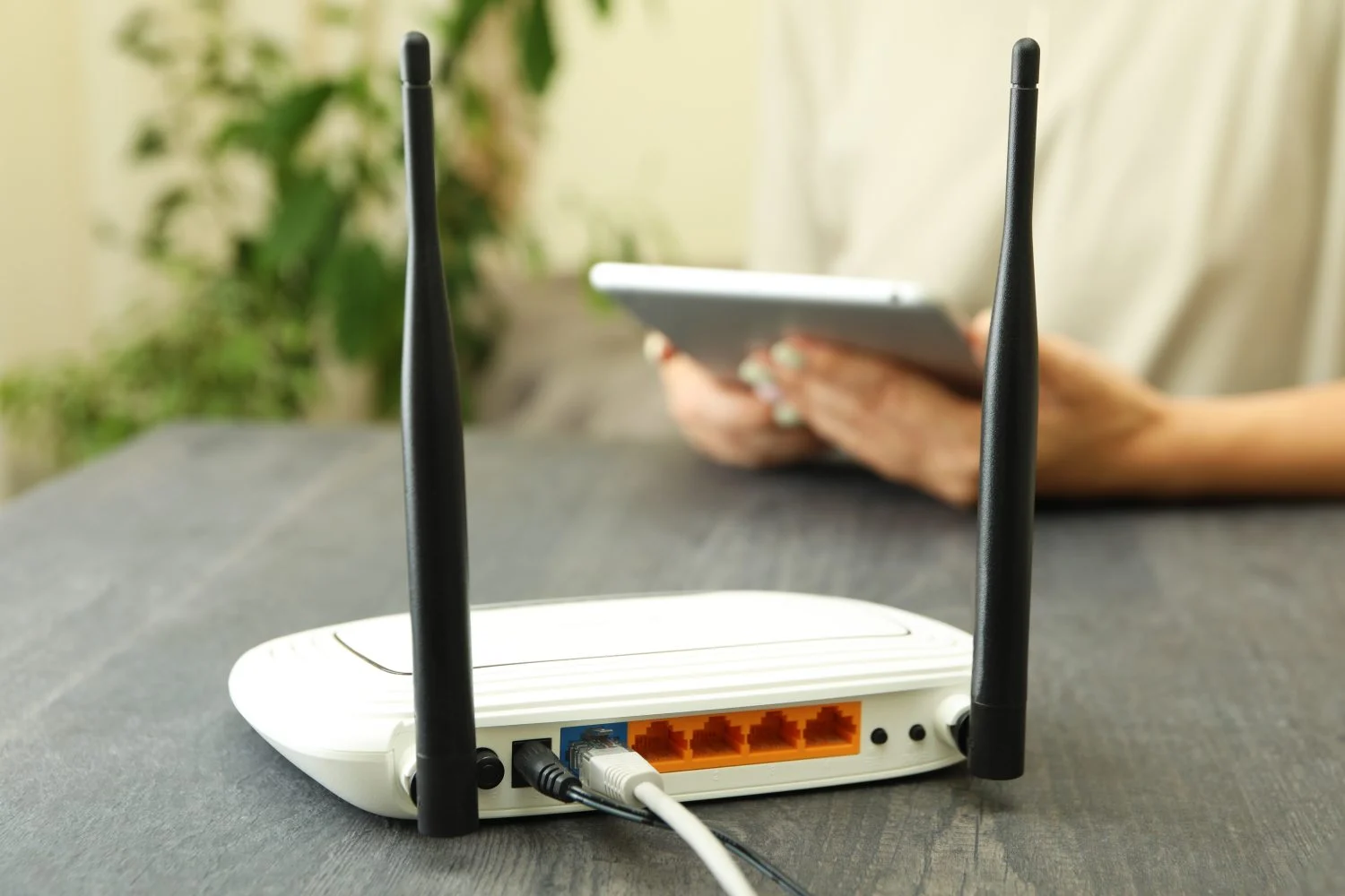 Imagina que cada router de tu edificio emite por un carril diferente, y el truco consiste simplemente en encontrar el que está completamente vacío para ti. Fuente: Freepik
