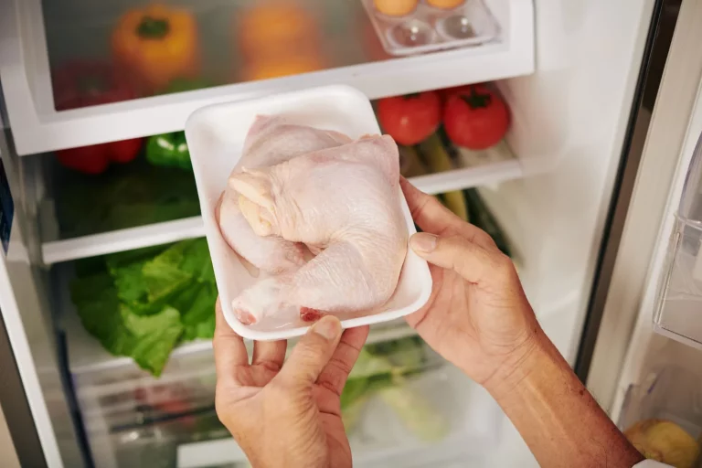 «Congelar el pollo así es un delito» Diego Cuello (29), inspector de Sanidad revela el error fatal que casi todos cometemos y puede causar salmonelosis