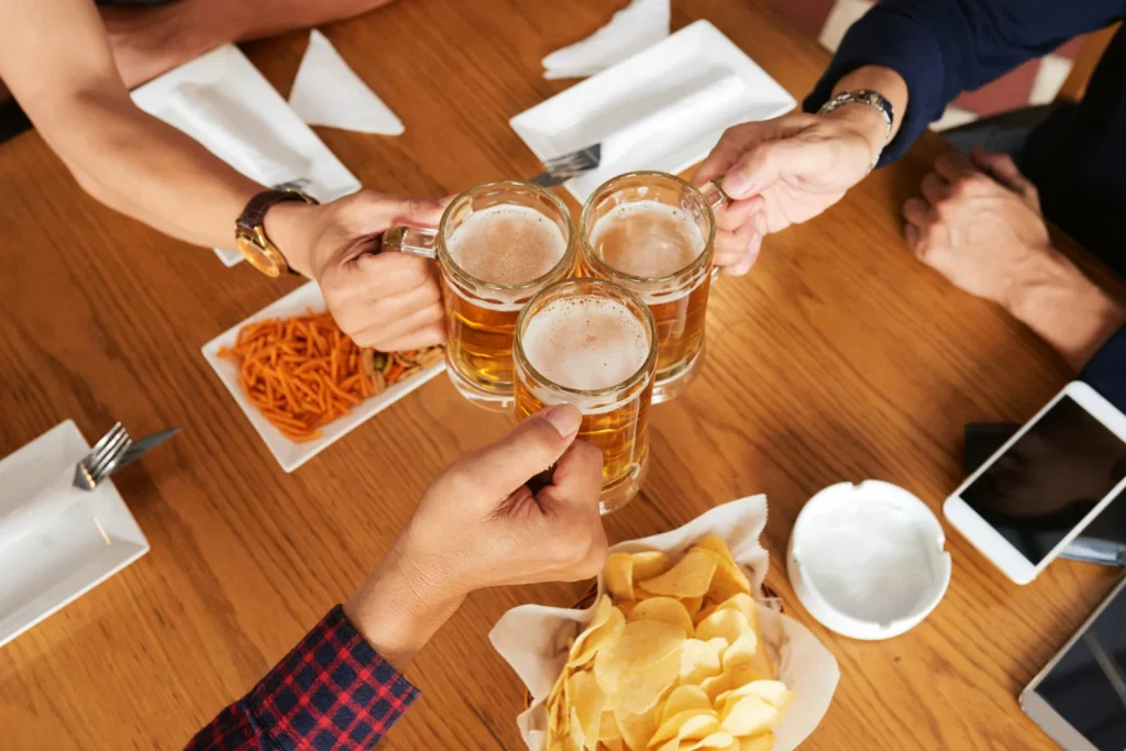 Te desvelamos las estrategias más comunes que utilizan ciertos bares para camuflar el sobrecoste de las tapas 'gratis', desde bebidas a precios desorbitados hasta suplementos inesperados en la cuenta final. Fuente: Freepik
