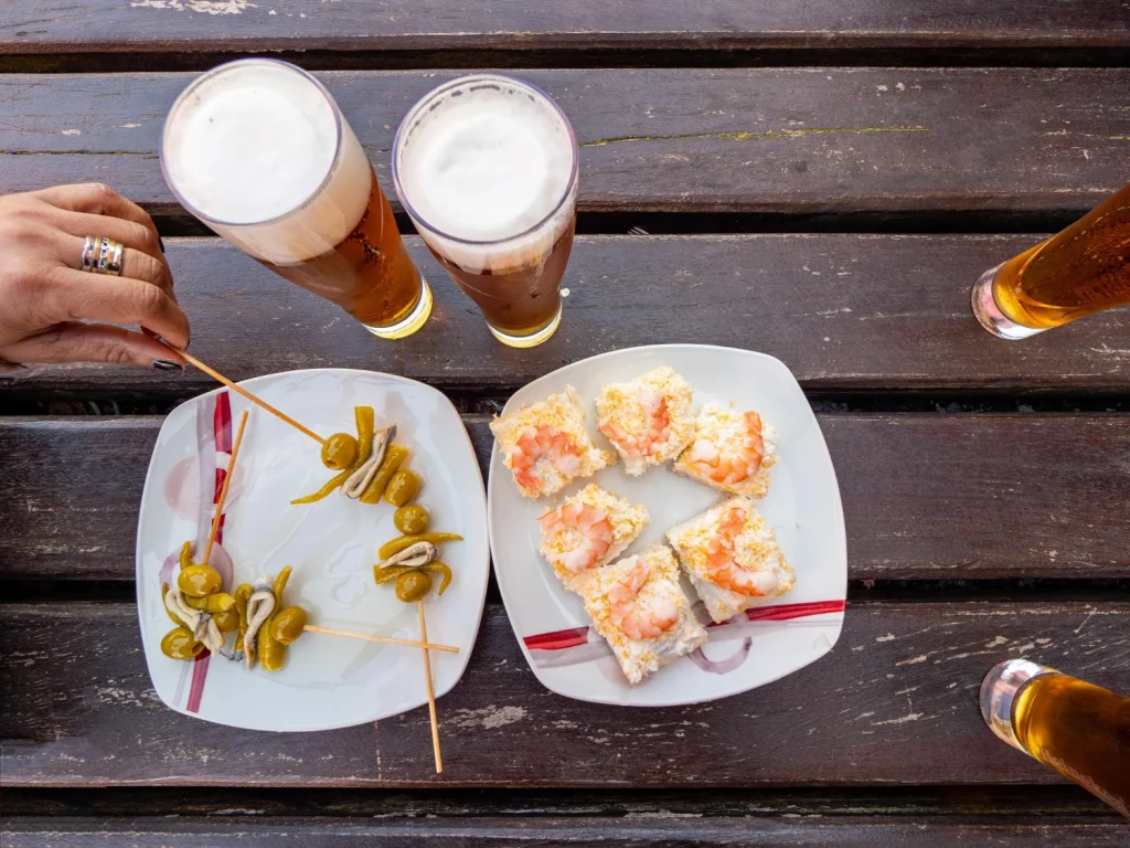 No solo se trata del precio; la calidad de estas tapas 'gratis' suele dejar mucho que desear, siendo un triste reflejo de la falta de respeto por el producto y la gastronomía local. Fuente: Freepik
