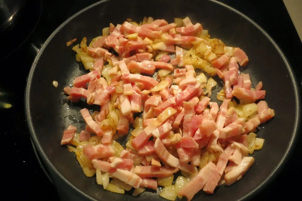 La diferencia entre ambos productos es abismal y define el éxito o el fracaso de una buena carbonara, como bien sabe este experto cocinero. Fuente: Freepik
