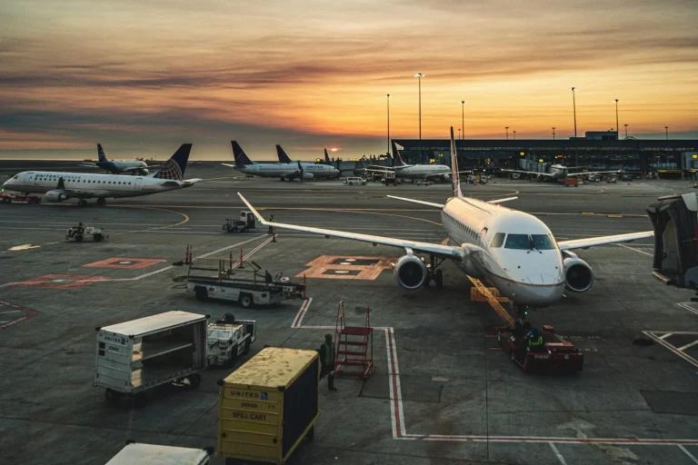 El truco de Ryanair que te están ocultando para que pagues como un primo: «La bolsa del Duty Free es tu segunda maleta de mano y es 100% legal»