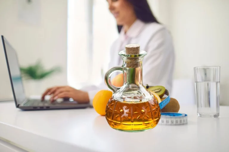 Dr. María Cerdán nutricionista: «El vinagre de manzana sirve, pero tu estómago se podrá enfermar si no lo utilizas de esta forma»