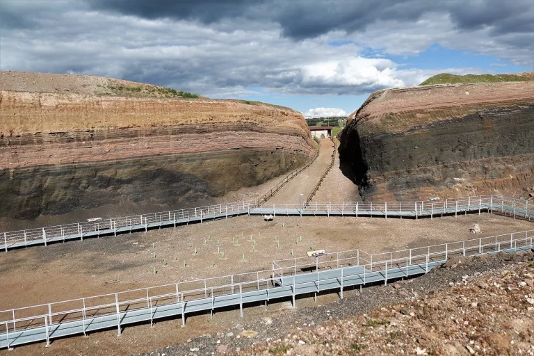 Gimena Dirusa (41), geóloga del IGME avisa: «El volcán más espectacular de España no está en Canarias; se puede caminar por su cráter y está en un pueblo de Ciudad Real»