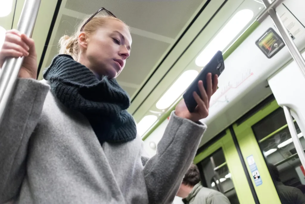 Ana López (34), experta en ciberseguridad: "Dejar el Bluetooth activado es un error de novato: así te roban las fotos y contraseñas en 5 lugares públicos". 4 Moncloa En el trayecto diario, rodeado de decenas de personas, tu móvil está gritando su presencia a través del Bluetooth, un riesgo para tu ciberseguridad. Fuente: Freepik