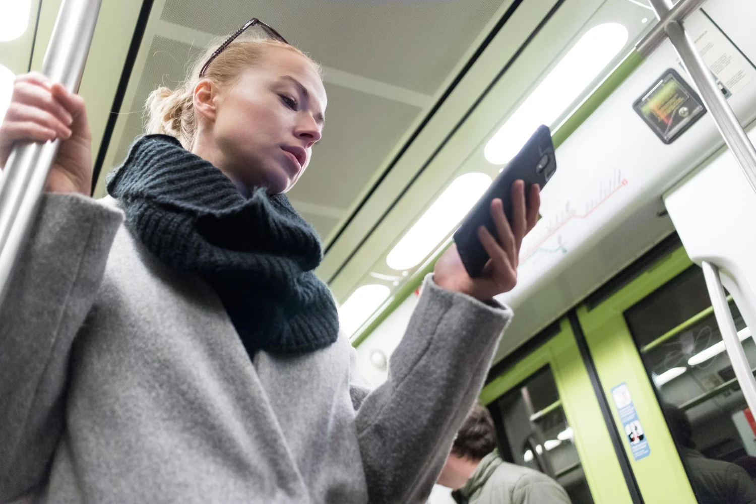 Ana López (34), experta en ciberseguridad: "Dejar el Bluetooth activado es un error de novato: así te roban las fotos y contraseñas en 5 lugares públicos". 4 Moncloa En el trayecto diario, rodeado de decenas de personas, tu móvil está gritando su presencia a través del Bluetooth, un riesgo para tu ciberseguridad. Fuente: Freepik