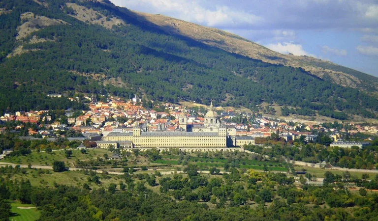 Nadie te avisa: lo que susurras en la Sala de los Secretos de El Escorial se escucha en la otra esquina y da miedo probarlo