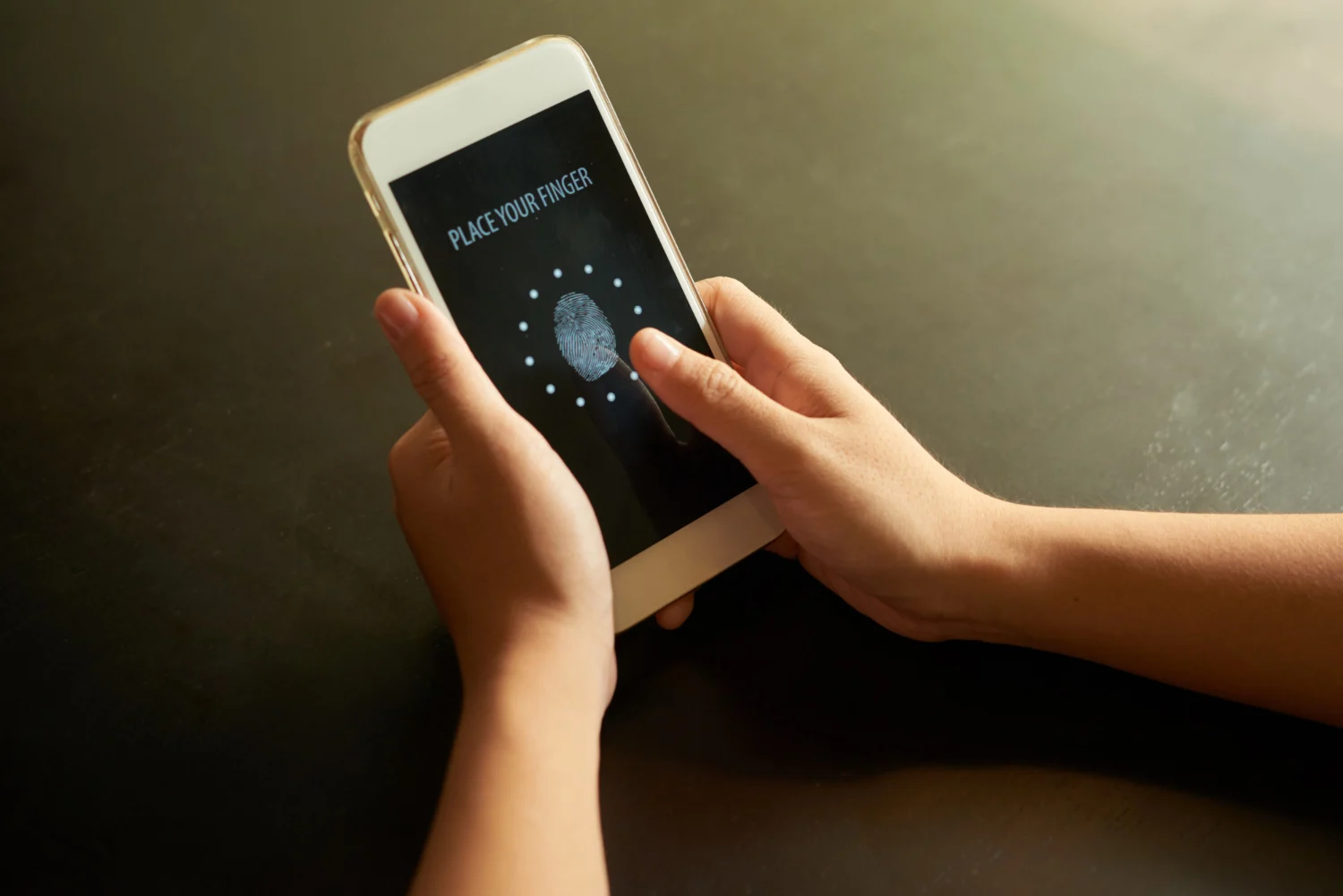 La advertencia no viene de un cualquiera, sino de un experto que se dedica a encontrar las grietas de seguridad por las que se cuelan los delincuentes en tu móvil. Fuente: Freepik 
