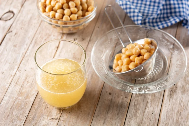 “Usar el agua de cocer garbanzos para sopa puede provocar malestares digestivos por la concentración de saponinas”, la advertencia de la nutricionista Ainhoa Lucena (50).