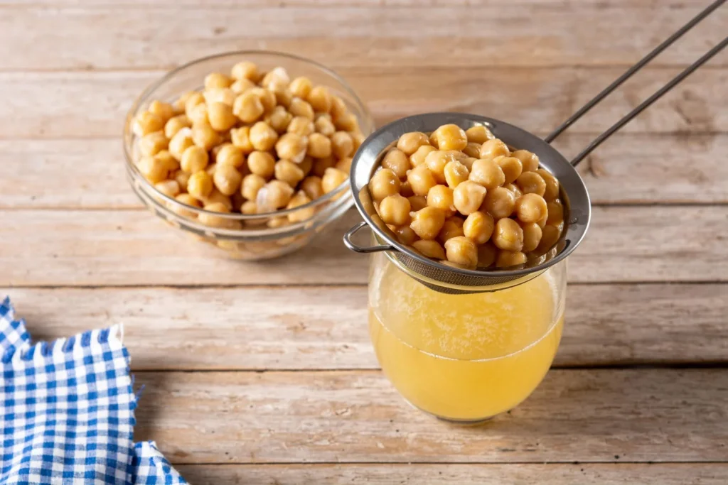 “Usar el agua de cocer garbanzos para sopa puede provocar malestares digestivos por la concentración de saponinas”, la advertencia de la nutricionista Ainhoa Lucena (50). 3 Moncloa Los malestares digestivos asociados al consumo del agua de cocción en una sopa pueden arruinar la sobremesa más agradable. Fuente: Freepik