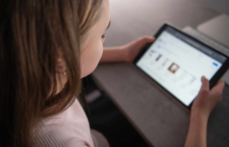 Allyz Cyber protege a los jóvenes en la integración de entornos virtuales en el 81% de las aulas