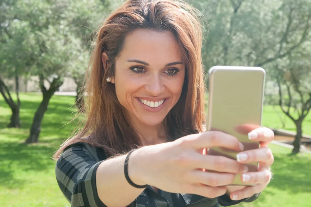 Llevas años enviando mal las fotos: el ajuste oculto de WhatsApp para que no pierdan calidad que casi nadie conoce 2 Moncloa Para los puristas de la imagen, los fotógrafos aficionados o simplemente para ese momento que requiere matrícula de honor, existe un método infalible que anula por completo el algoritmo de WhatsApp y garantiza que tus fotos lleguen intactas. Fuente: Freepik