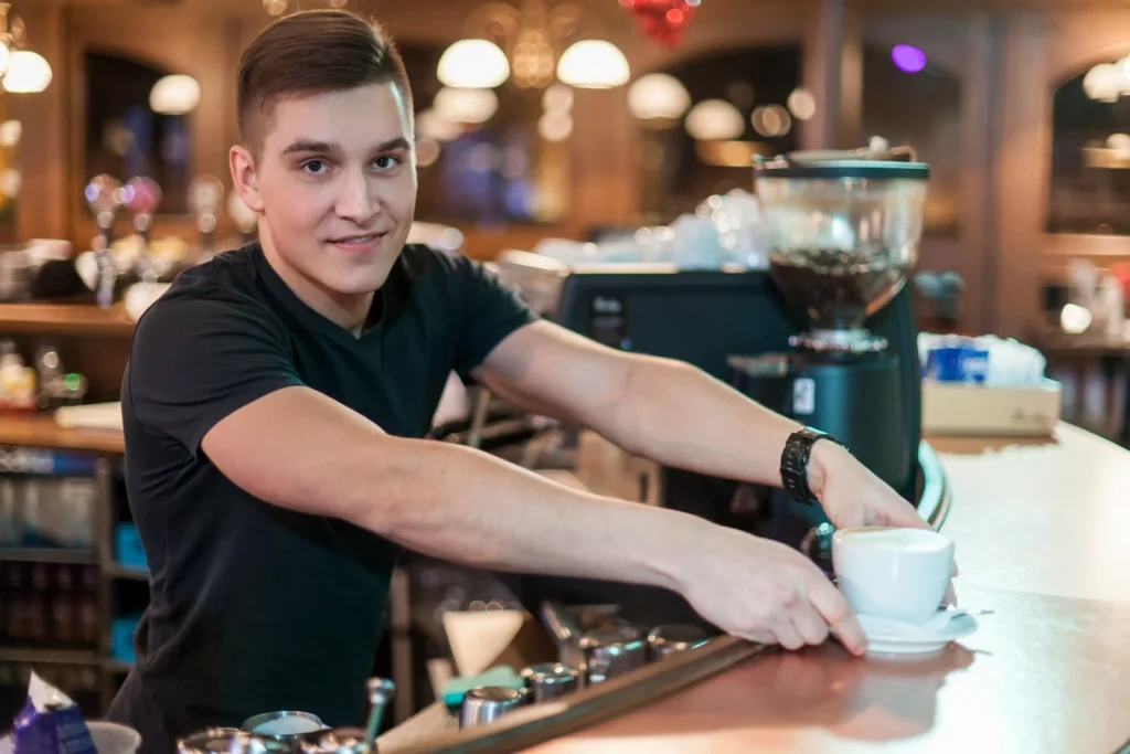 "El error es pedirlo con leche": un barista de Madrid revela cómo detectan (y desprecian) a un turista nada más entrar a la cafetería 3 Moncloa En un bar de Madrid, la elección entre la barra y la mesa no es una decisión trivial, sino una declaración de intenciones y de conocimiento del terreno. Fuente: Freepik