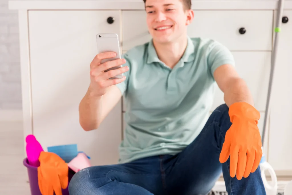 Si tu teléfono se comporta de forma extraña después de instalar apps de limpieza, es probable que ya seas una víctima. Te enseñamos a identificar las señales. Fuente: Freepik
