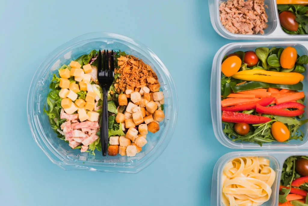 El simple acto de calentar tus alimentos en el recipiente equivocado es lo que activa el riesgo para tus hormonas. Fuente: Freepik
